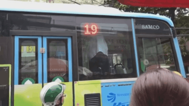 Tài xế Grabbike và xe buýt chốt cửa đấm đá trong xe, CSGT đứng dưới hét: Mở cửa ra - Ảnh 2. Tài xế Grabbike và xe buýt chốt cửa đấm đá trong xe, CSGT đứng dưới hét: Mở cửa ra - Ảnh 2.