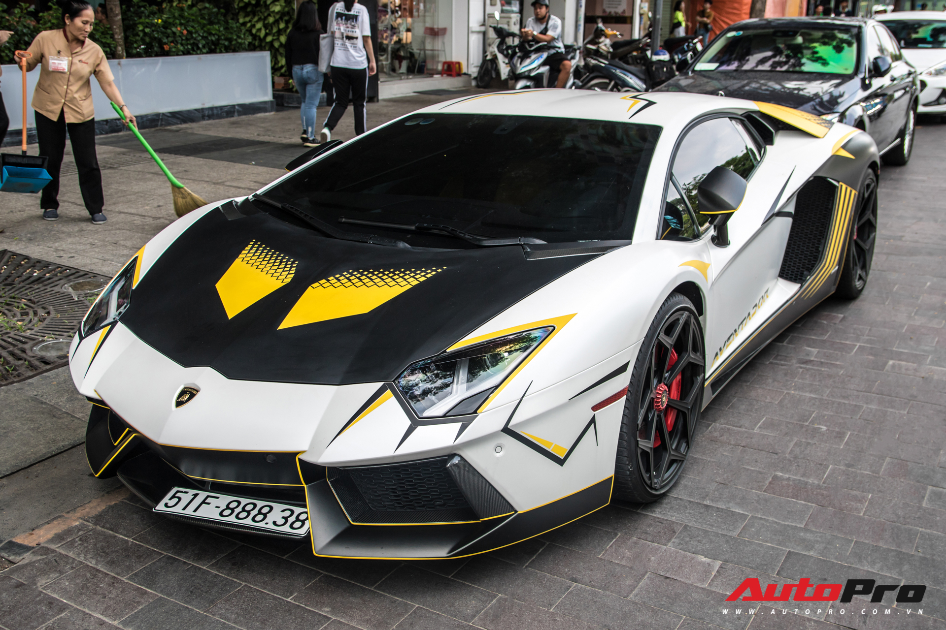 Vừa đón Tết Hà Nội xong, Lamborghini Aventador pô to nhất Việt Nam bất ngờ xuất hiện trên phố Sài Gòn - Ảnh 4.