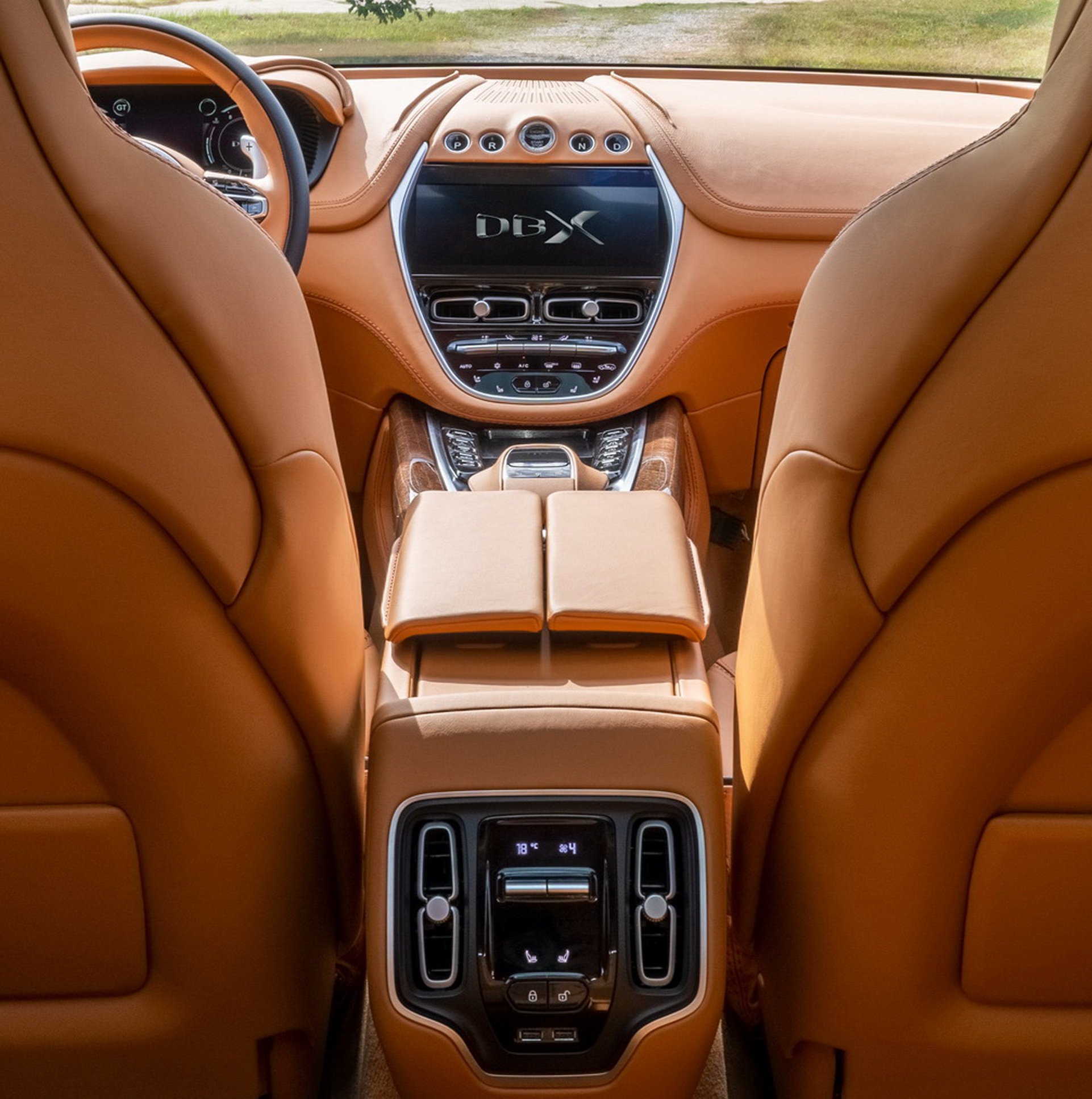 Aston Martin sắp cho ra mắt siêu SUV với giá bán bỏ xa Bentley Bentayga - Ảnh 1.