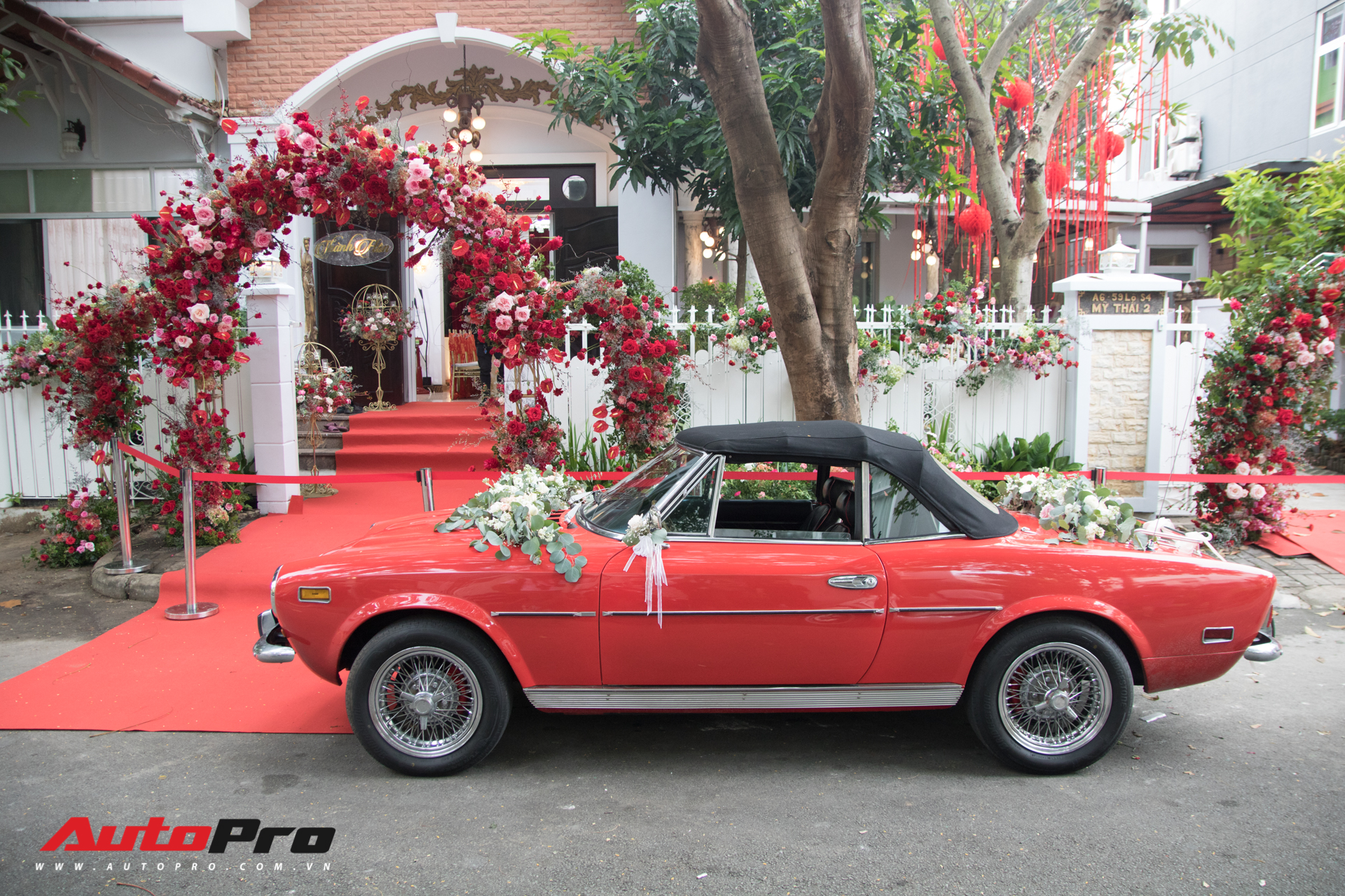 Ông Cao Thắng tự tay cầm lái Fiat 124 Sport Classic đến nhà ca sĩ Đông Nhi - Ảnh 7. Ông Cao Thắng tự tay cầm lái Fiat 124 Sport Classic đến nhà ca sĩ Đông Nhi - Ảnh 7.