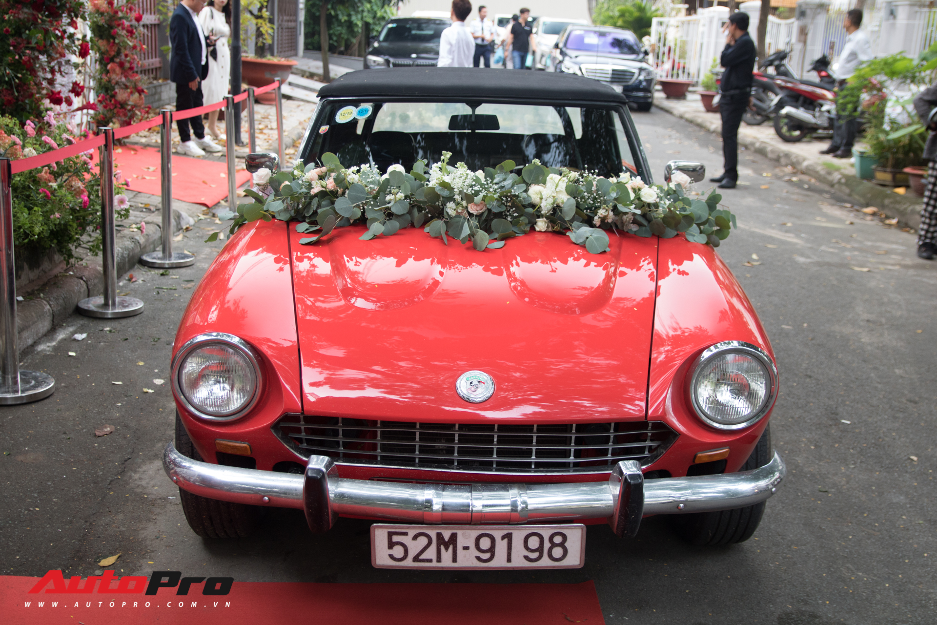 Ông Cao Thắng tự tay cầm lái Fiat 124 Sport Classic đến nhà ca sĩ Đông Nhi - Ảnh 5. Ông Cao Thắng tự tay cầm lái Fiat 124 Sport Classic đến nhà ca sĩ Đông Nhi - Ảnh 5.