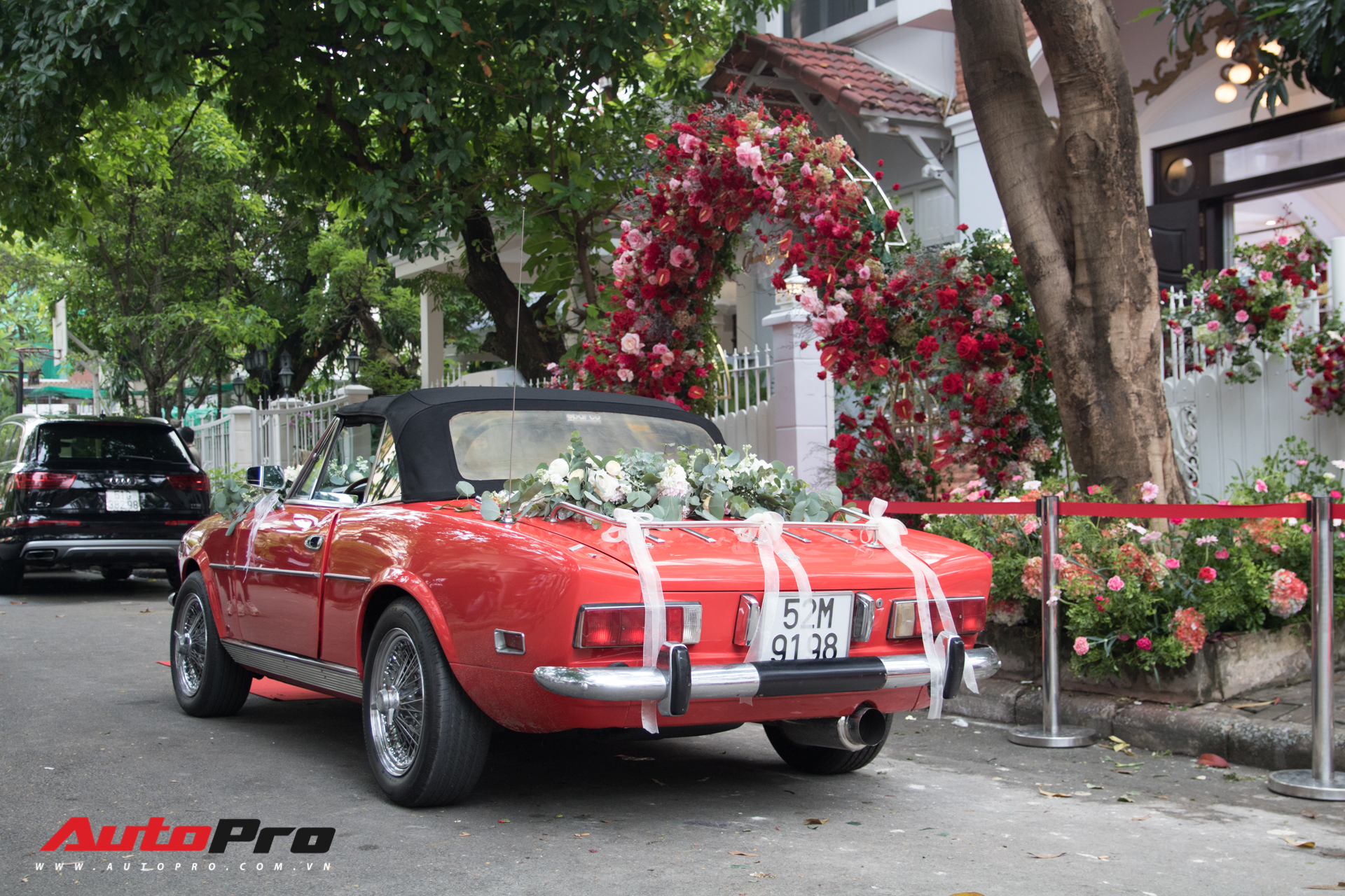 Ông Cao Thắng tự tay cầm lái Fiat 124 Sport Classic đến nhà ca sĩ Đông Nhi - Ảnh 6. Ông Cao Thắng tự tay cầm lái Fiat 124 Sport Classic đến nhà ca sĩ Đông Nhi - Ảnh 6.