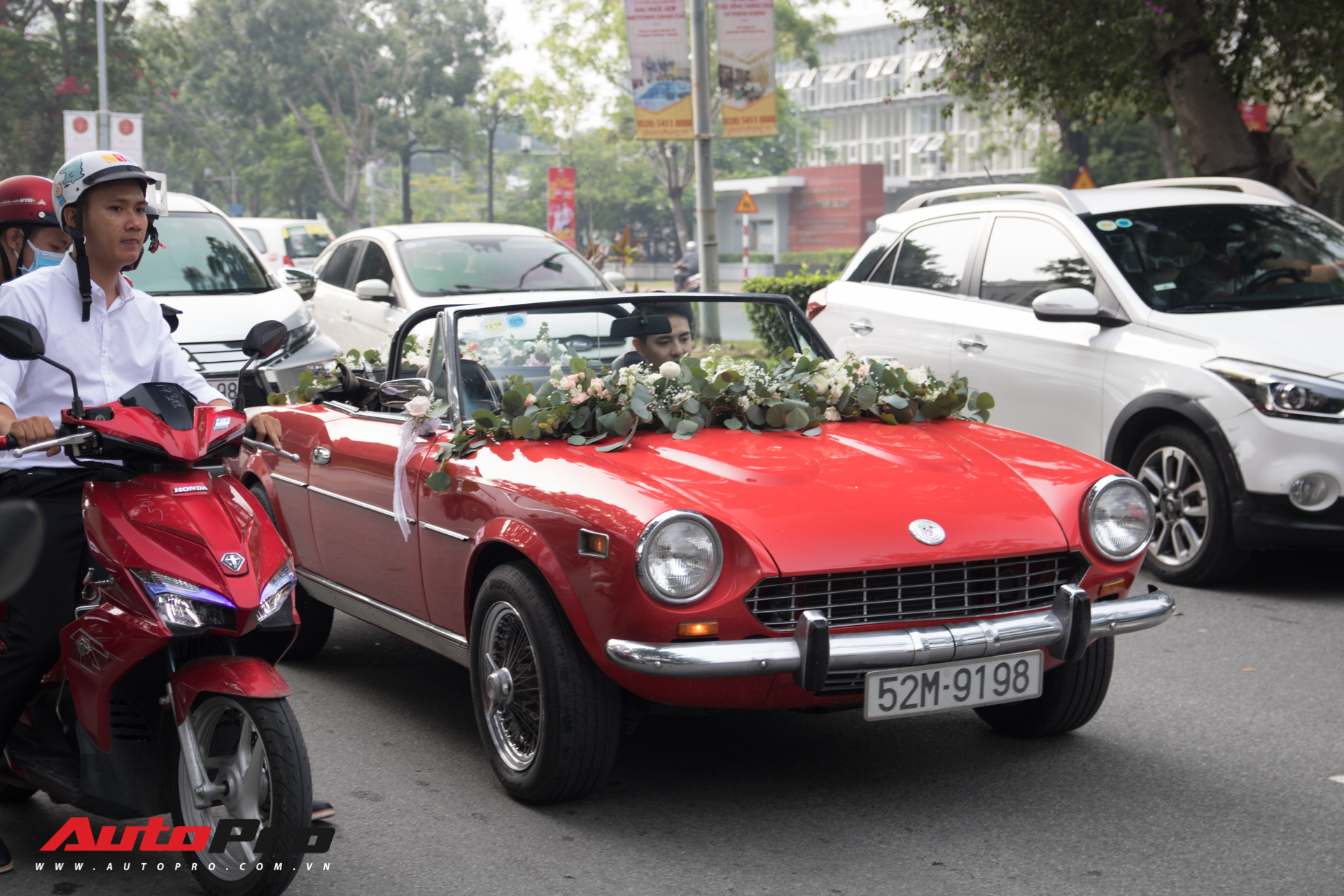 Ông Cao Thắng Than Khó Khi Cầm Lái Chiếc Fiat 124 Sport Spider Số Sàn Đón  Đông Nhi Về Làm Vợ