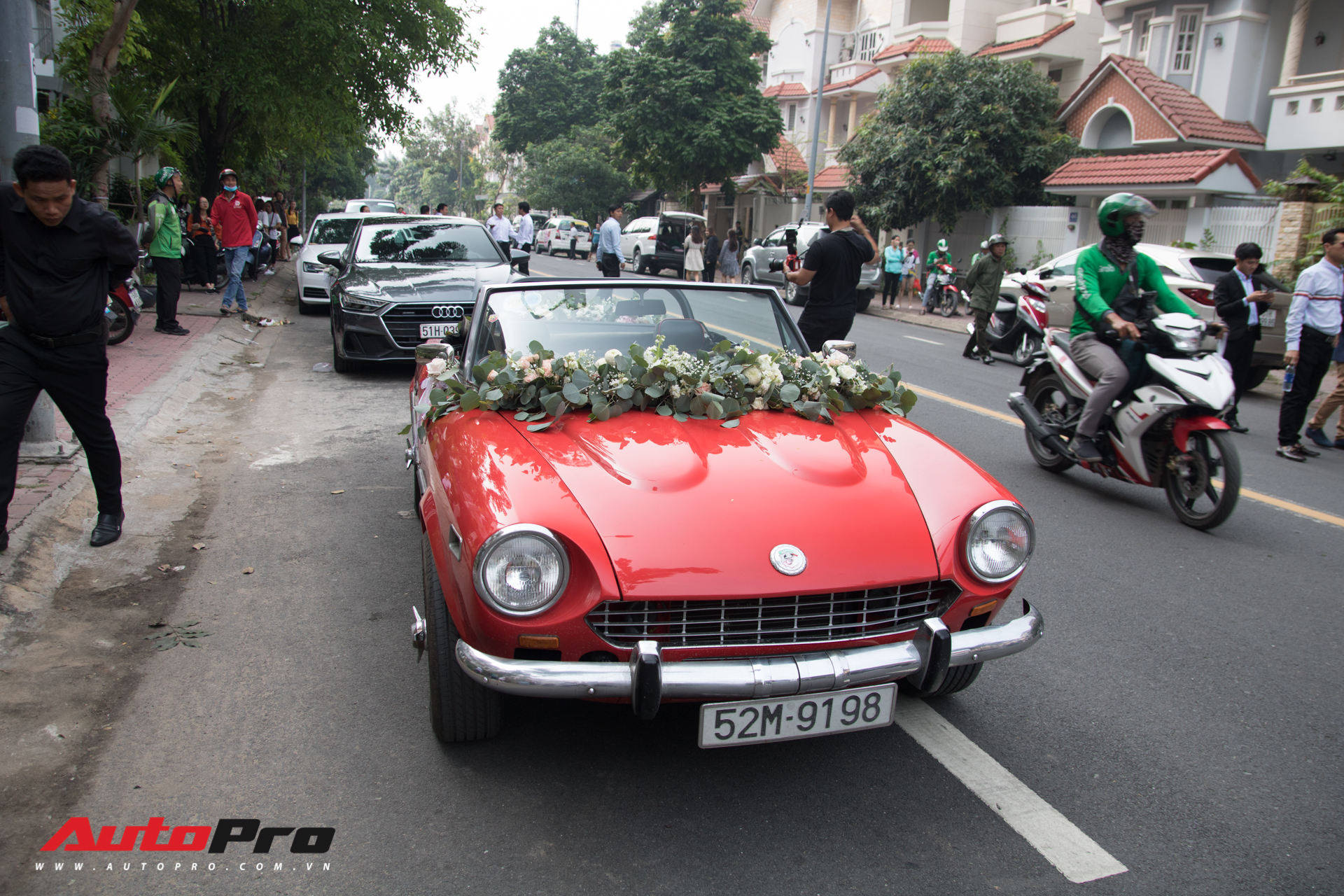 Ông Cao Thắng tự tay cầm lái Fiat 124 Sport Classic đến nhà ca sĩ Đông Nhi - Ảnh 4. Ông Cao Thắng tự tay cầm lái Fiat 124 Sport Classic đến nhà ca sĩ Đông Nhi - Ảnh 4.