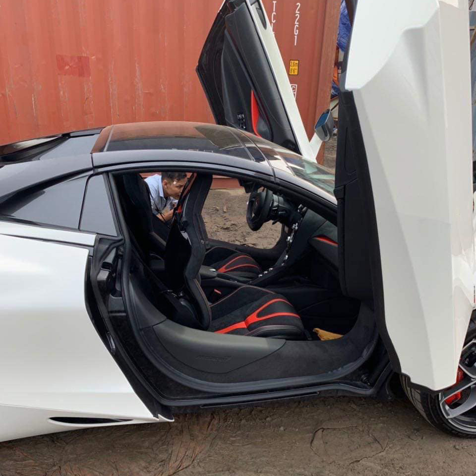 McLaren 720S Spider đầu tiên về Việt Nam, đại gia Đà Nẵng chi cả triệu USD để sở hữu - Ảnh 3. McLaren 720S Spider đầu tiên về Việt Nam, đại gia Đà Nẵng chi cả triệu USD để sở hữu - Ảnh 3.