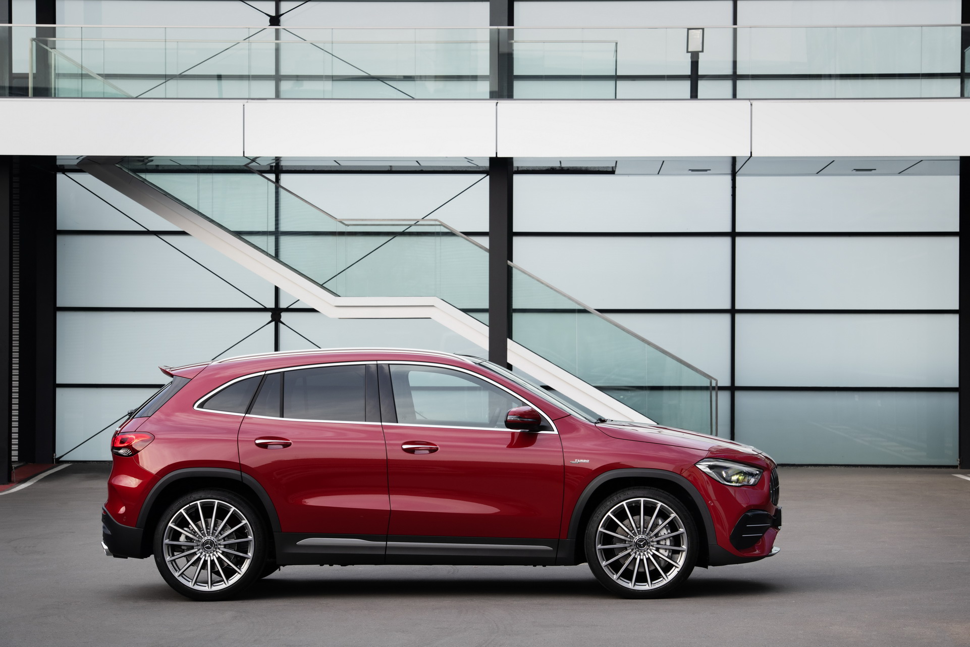 SUV hiệu suất cao giá rẻ Mercedes-AMG GLA 35 sẽ mở bán vào đầu năm 2020 - Ảnh 2. SUV hiệu suất cao giá rẻ Mercedes-AMG GLA 35 sẽ mở bán vào đầu năm 2020 - Ảnh 2.
