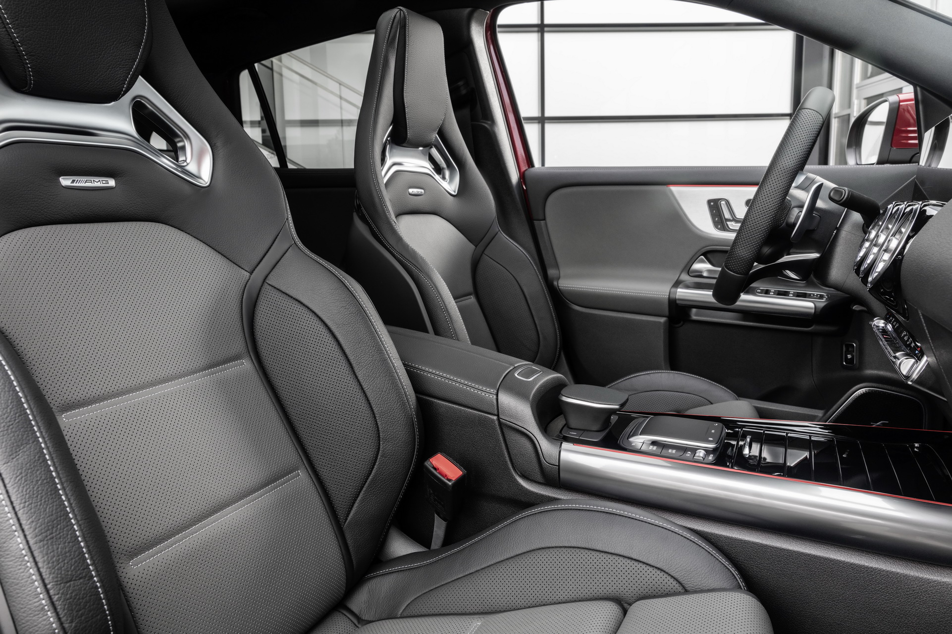 SUV hiệu suất cao giá rẻ Mercedes-AMG GLA 35 sẽ mở bán vào đầu năm 2020 - Ảnh 6. SUV hiệu suất cao giá rẻ Mercedes-AMG GLA 35 sẽ mở bán vào đầu năm 2020 - Ảnh 6.
