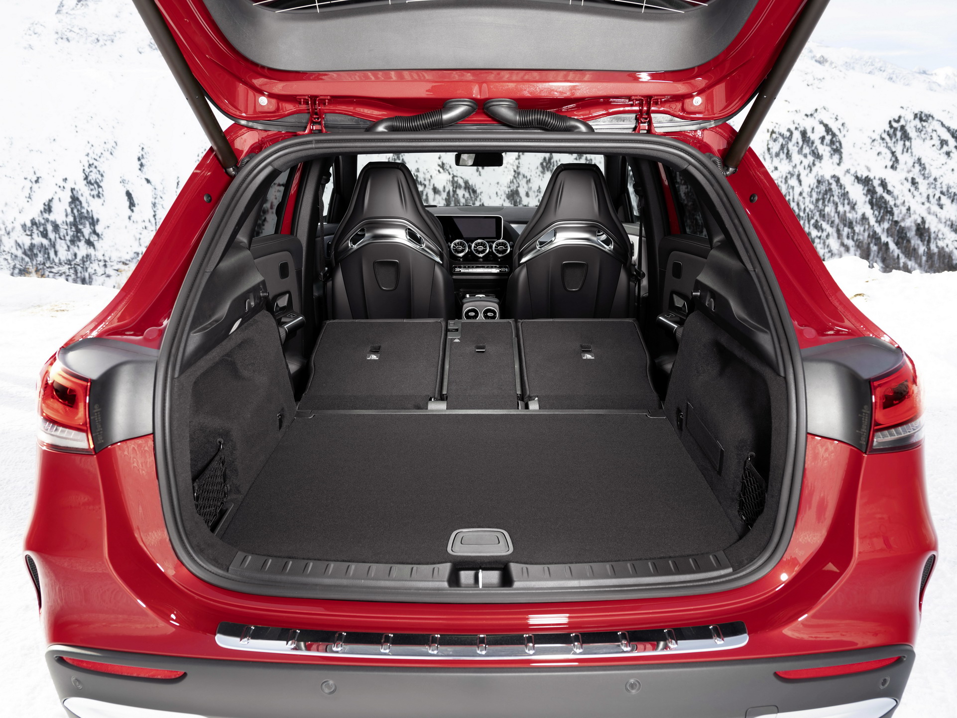 SUV hiệu suất cao giá rẻ Mercedes-AMG GLA 35 sẽ mở bán vào đầu năm 2020 - Ảnh 7. SUV hiệu suất cao giá rẻ Mercedes-AMG GLA 35 sẽ mở bán vào đầu năm 2020 - Ảnh 7.