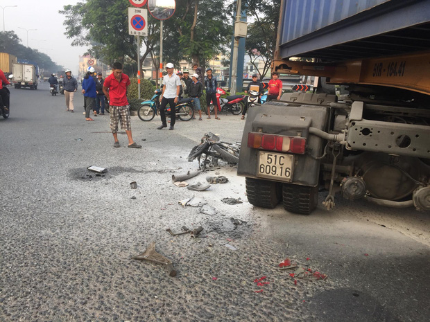 Xe máy cháy trơ khung sau va chạm với container, người đàn ông nguy kịch mắc kẹt dưới bánh xe ở Sài Gòn - Ảnh 2.