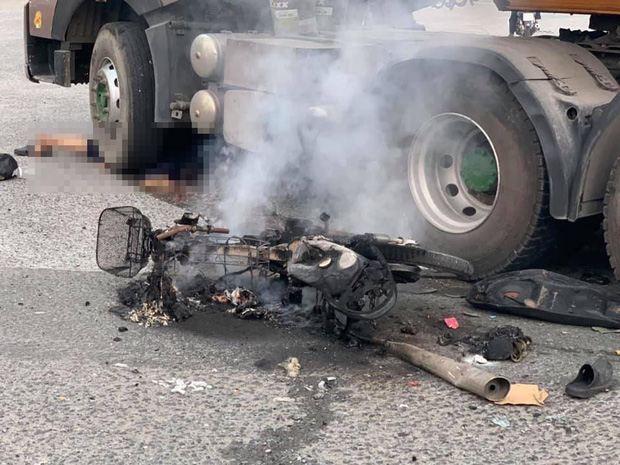 Xe máy cháy trơ khung sau va chạm với container, người đàn ông nguy kịch mắc kẹt dưới bánh xe ở Sài Gòn - Ảnh 3.