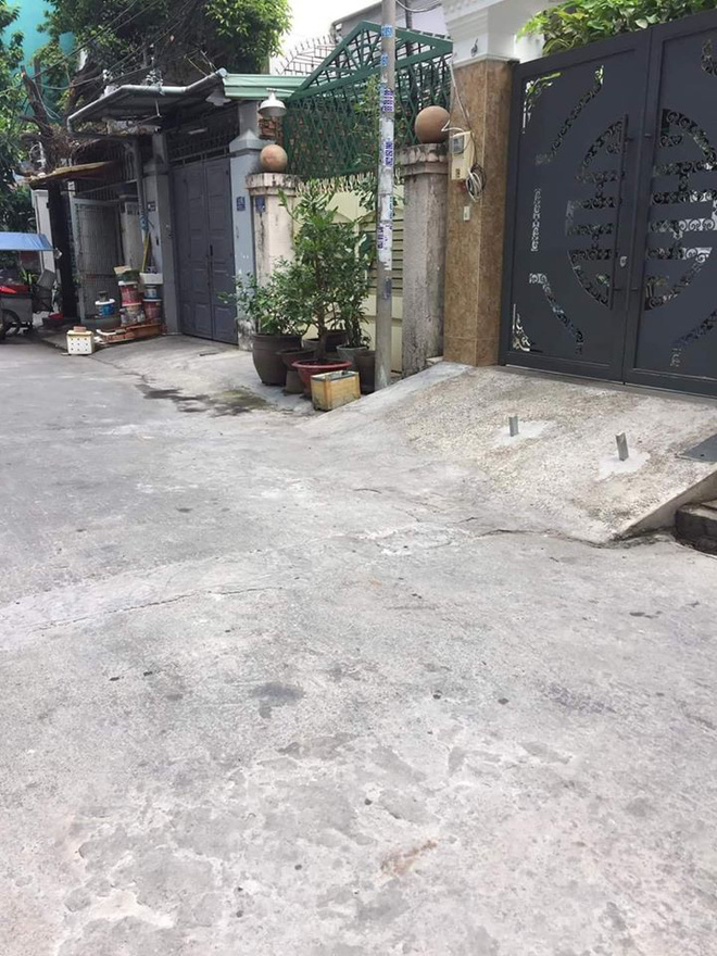 Chôn 2 cọc sắt trước cổng để bẫy xe lùi ké, chủ nhà khiến tất cả kinh hãi - Ảnh 1. Chôn 2 cọc sắt trước cổng để bẫy xe lùi ké, chủ nhà khiến tất cả kinh hãi - Ảnh 1.