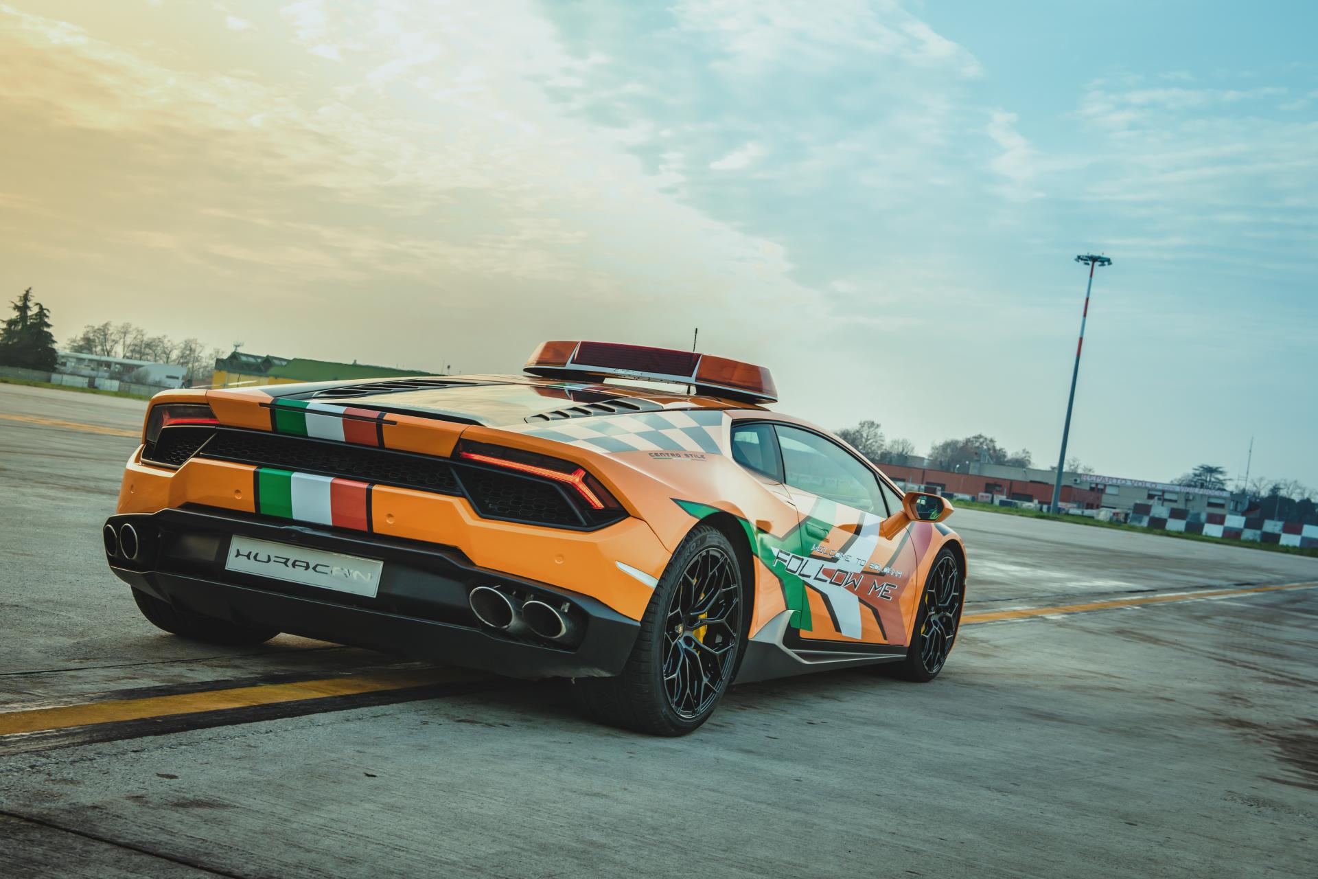 Chơi lớn như người Ý: Dùng cả siêu xe Lamborghini làm xe dẫn đường trong  sân bay