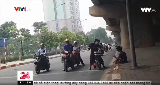 Ăn xin đường phố: 1 ngày ngồi lê la khắp 3 quận Hà Nội, kén chọn khách đi ô tô mới xin tiền - Ảnh 3. Ăn xin đường phố: 1 ngày ngồi lê la khắp 3 quận Hà Nội, kén chọn khách đi ô tô mới xin tiền - Ảnh 3.