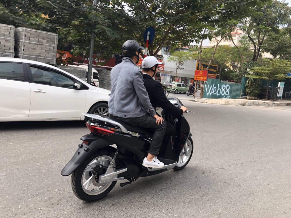 Lộ diện xe máy điện mới tại Việt Nam với kiểu dáng nhái Honda SH