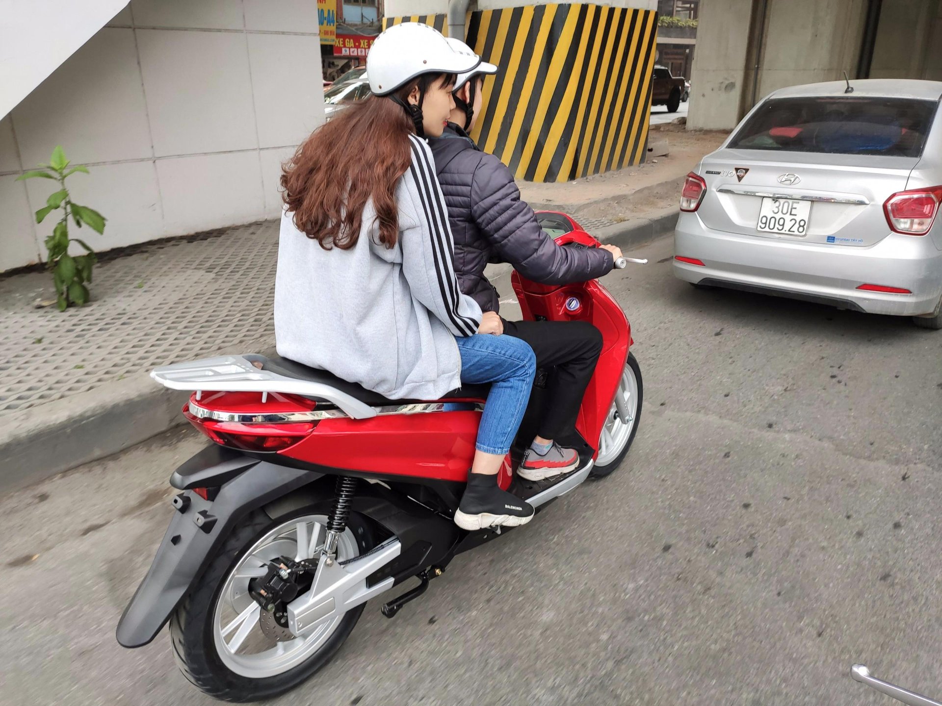 Lộ diện xe máy điện mới tại Việt Nam với kiểu dáng nhái Honda SH