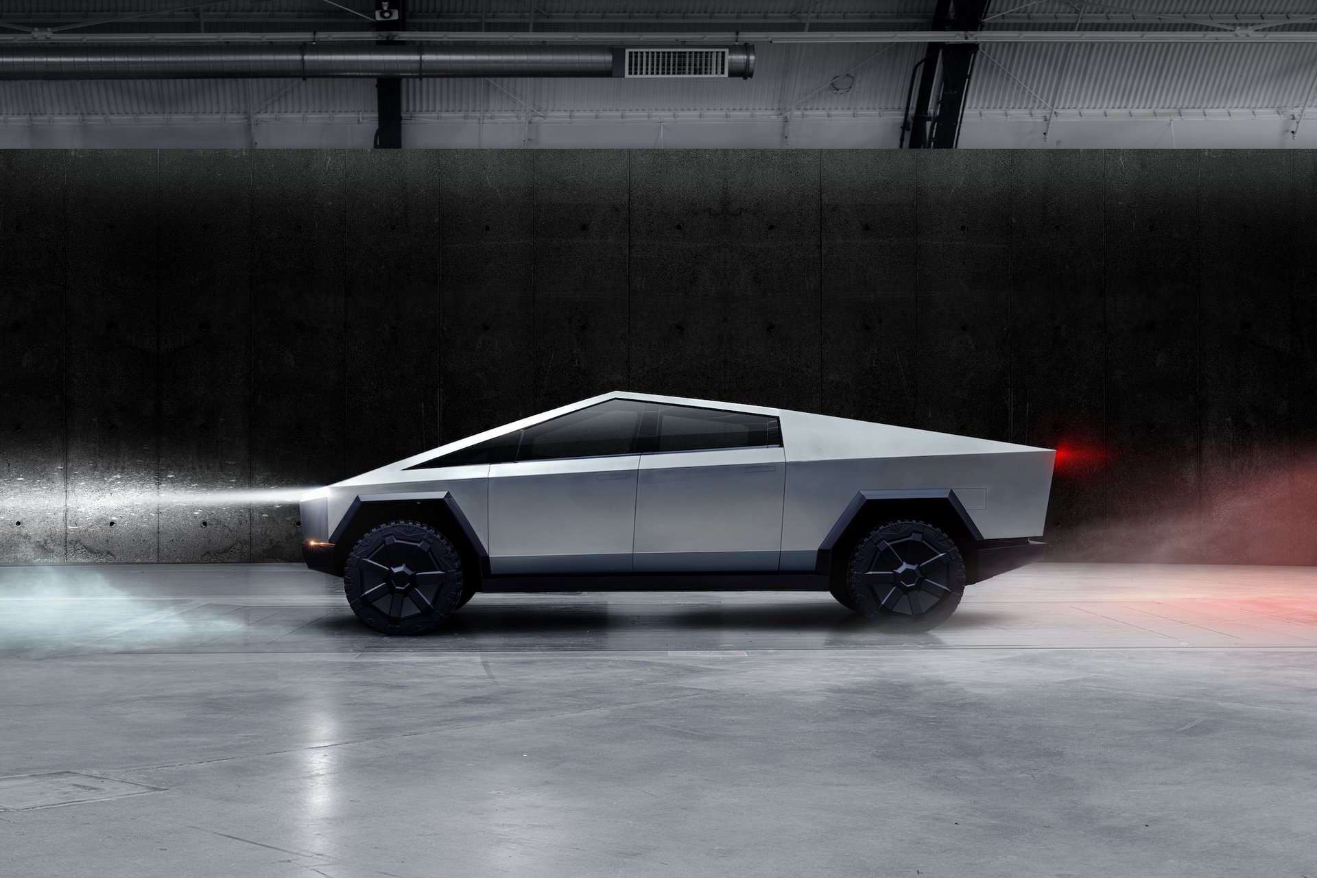 Tesla Cybertruck bị lo ngại: Mũi nhọn thế kia mà đâm phải ai thì... - Ảnh 1.