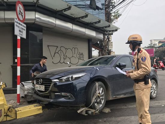 Phát hiện xe ô tô sử dụng thiết bị “thay đổi” biển số, Cảnh sát giao thông sẽ tạm giữ xe - Ảnh 1. Phát hiện xe ô tô sử dụng thiết bị “thay đổi” biển số, Cảnh sát giao thông sẽ tạm giữ xe - Ảnh 1.