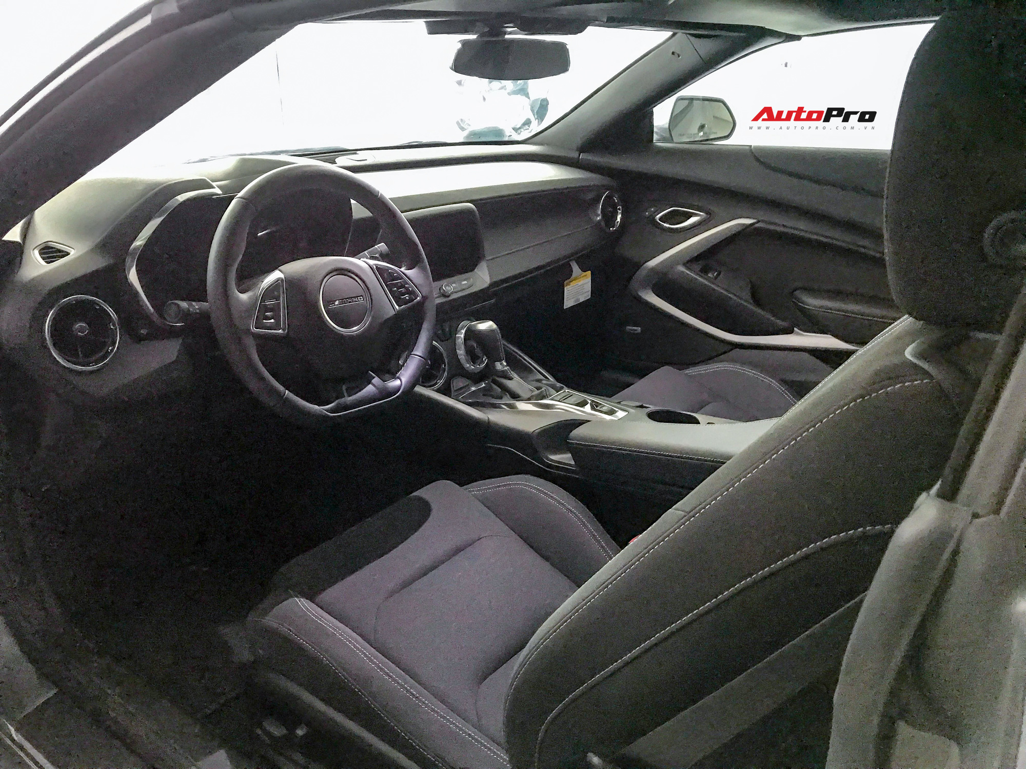 ‘Soái ca’ Quảng Ninh tặng vợ chiếc Chevrolet Camaro RS Convertible độc nhất Việt Nam giá hơn 3 tỷ đồng - Ảnh 5.