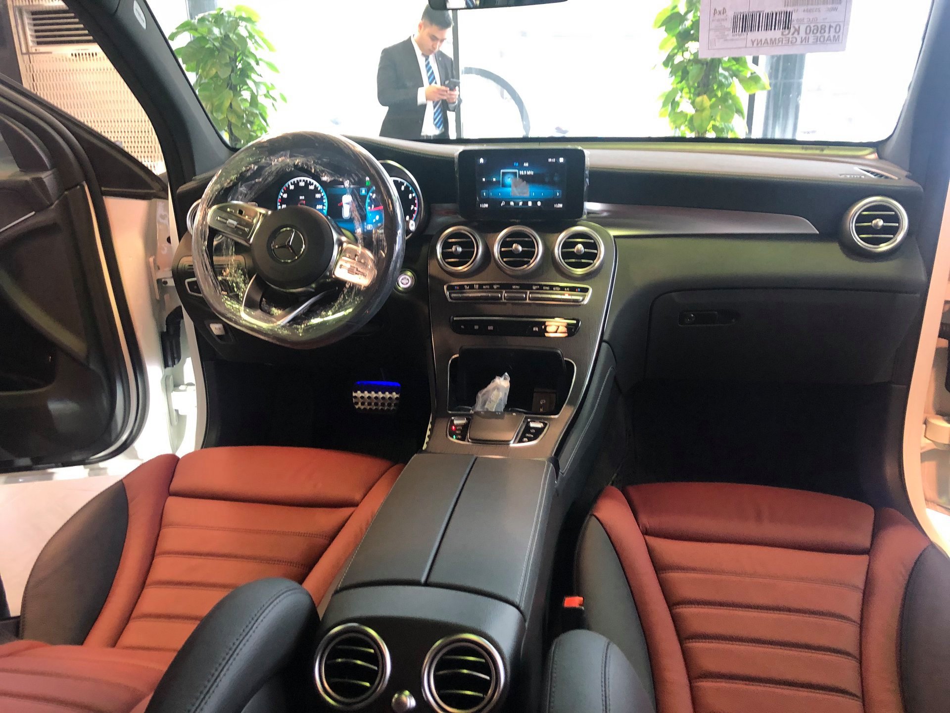 Đắt hơn 350 triệu đồng, Mercedes-Benz GLC 300 2020 khác gì so với phiên bản cũ? - Ảnh 2. Đắt hơn 350 triệu đồng, Mercedes-Benz GLC 300 2020 khác gì so với phiên bản cũ? - Ảnh 2.