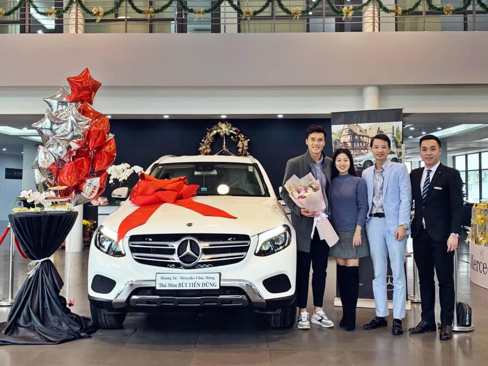 Thủ môn Bùi Tiến Dũng nhận xe Mercedes-Benz GLC, đại gia ...