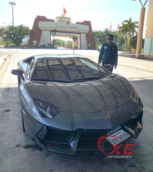 Phát đạt ở Lào, đại gia Việt mang siêu xe Lamborghini Aventador về quê ăn Tết - Ảnh 2.