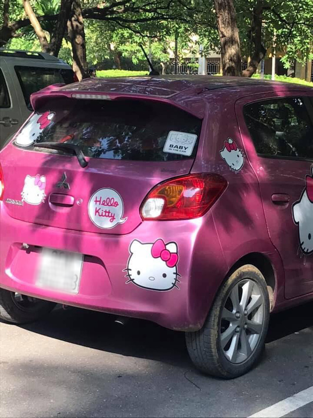 Cô giáo chơi lớn với ô tô màu hồng đầy hình Hello Kitty, bên trong tràn ngập gấu bông: Hóa ra tất cả đều vì con gái! - Ảnh 2.