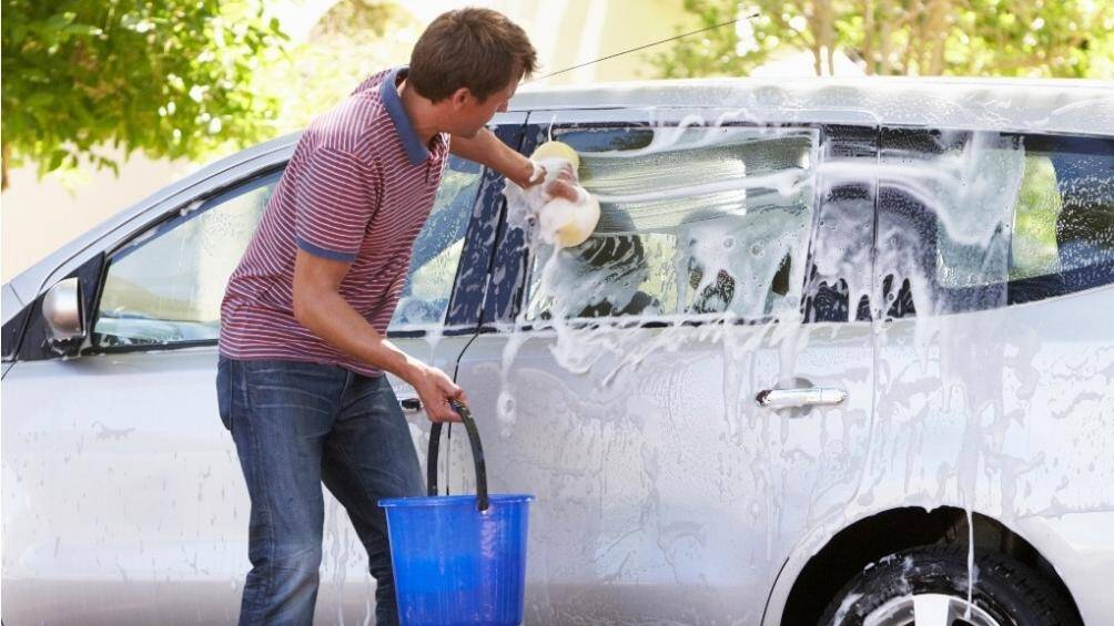 Những sai lầm thường gặp khi tự rửa ô tô tại nhà - Ảnh 2.