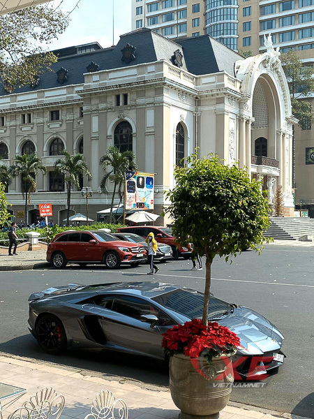 Phát đạt ở Lào, đại gia Việt mang siêu xe Lamborghini Aventador về quê ăn Tết - Ảnh 6.