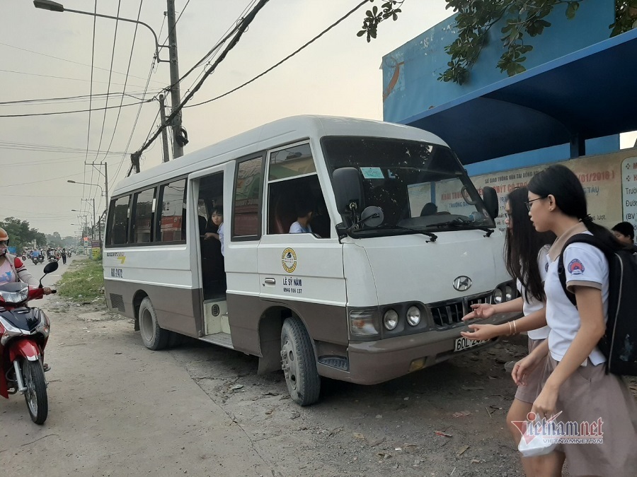 Bất an xe chuồng gà đưa đón, học sinh liên tiếp rơi xuống đường - Ảnh 3. Bất an xe chuồng gà đưa đón, học sinh liên tiếp rơi xuống đường - Ảnh 3.