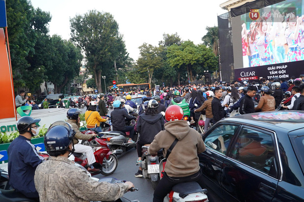 Hàng nghìn CĐV tràn ra đường mừng U22 Việt Nam tiến vào bán kết, giao thông khu vực trung tâm Thủ Đô ách tắc nghiêm trọng - Ảnh 1.