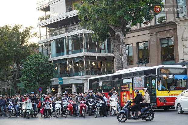Hàng nghìn CĐV tràn ra đường mừng U22 Việt Nam tiến vào bán kết, giao thông khu vực trung tâm Thủ Đô ách tắc nghiêm trọng - Ảnh 3.