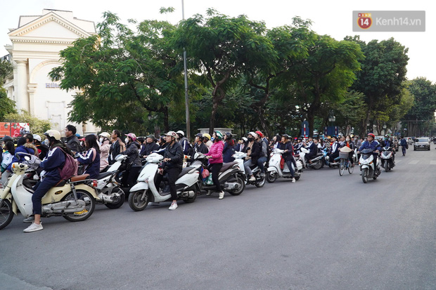 Hàng nghìn CĐV tràn ra đường mừng U22 Việt Nam tiến vào bán kết, giao thông khu vực trung tâm Thủ Đô ách tắc nghiêm trọng - Ảnh 5.