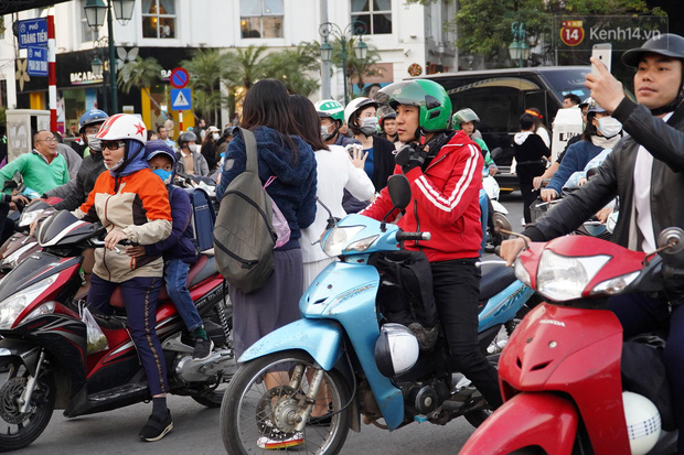 Hàng nghìn CĐV tràn ra đường mừng U22 Việt Nam tiến vào bán kết, giao thông khu vực trung tâm Thủ Đô ách tắc nghiêm trọng - Ảnh 7.