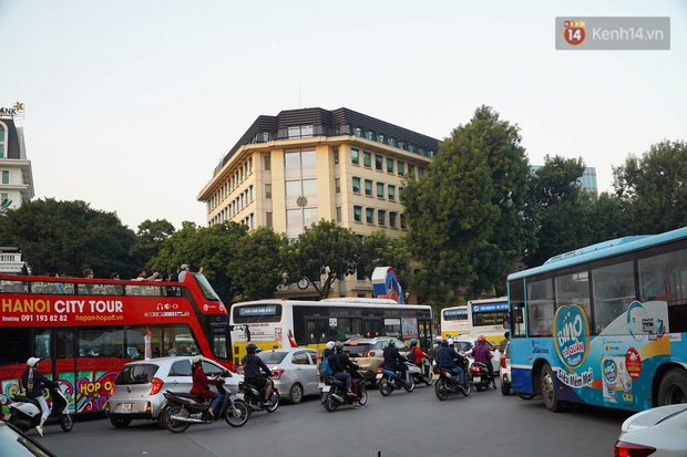Hàng nghìn CĐV tràn ra đường mừng U22 Việt Nam tiến vào bán kết, giao thông khu vực trung tâm Thủ Đô ách tắc nghiêm trọng - Ảnh 9.