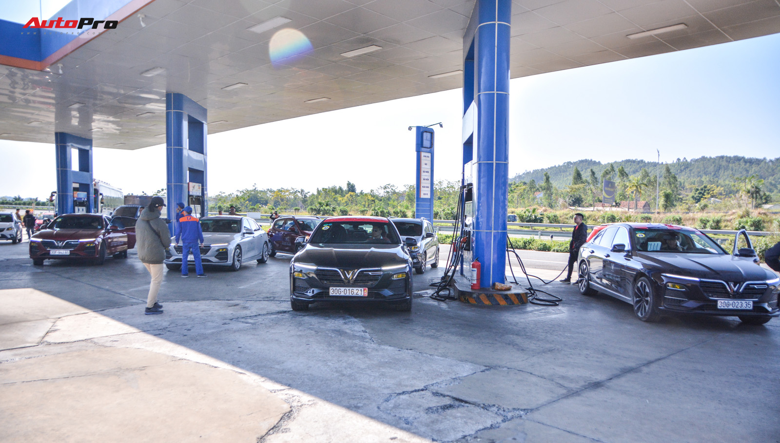 Vượt hơn 300km tới Hà Giang, dàn xe VinFast khiến ai cũng hiếu kỳ: Nhìn theo chỉ trỏ, thậm chí có người tiến lại gõ vỏ xe - Ảnh 12.