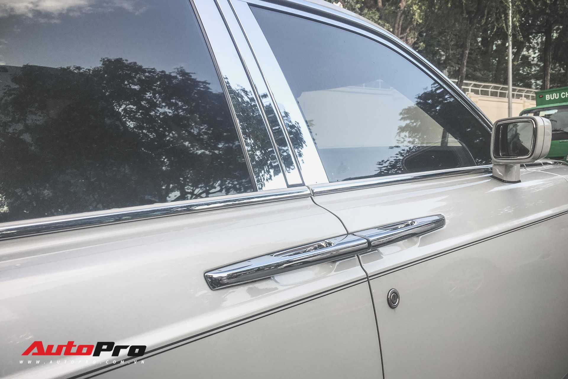Hand-painted black coachline and signature rear-hinged doors on the Phantom