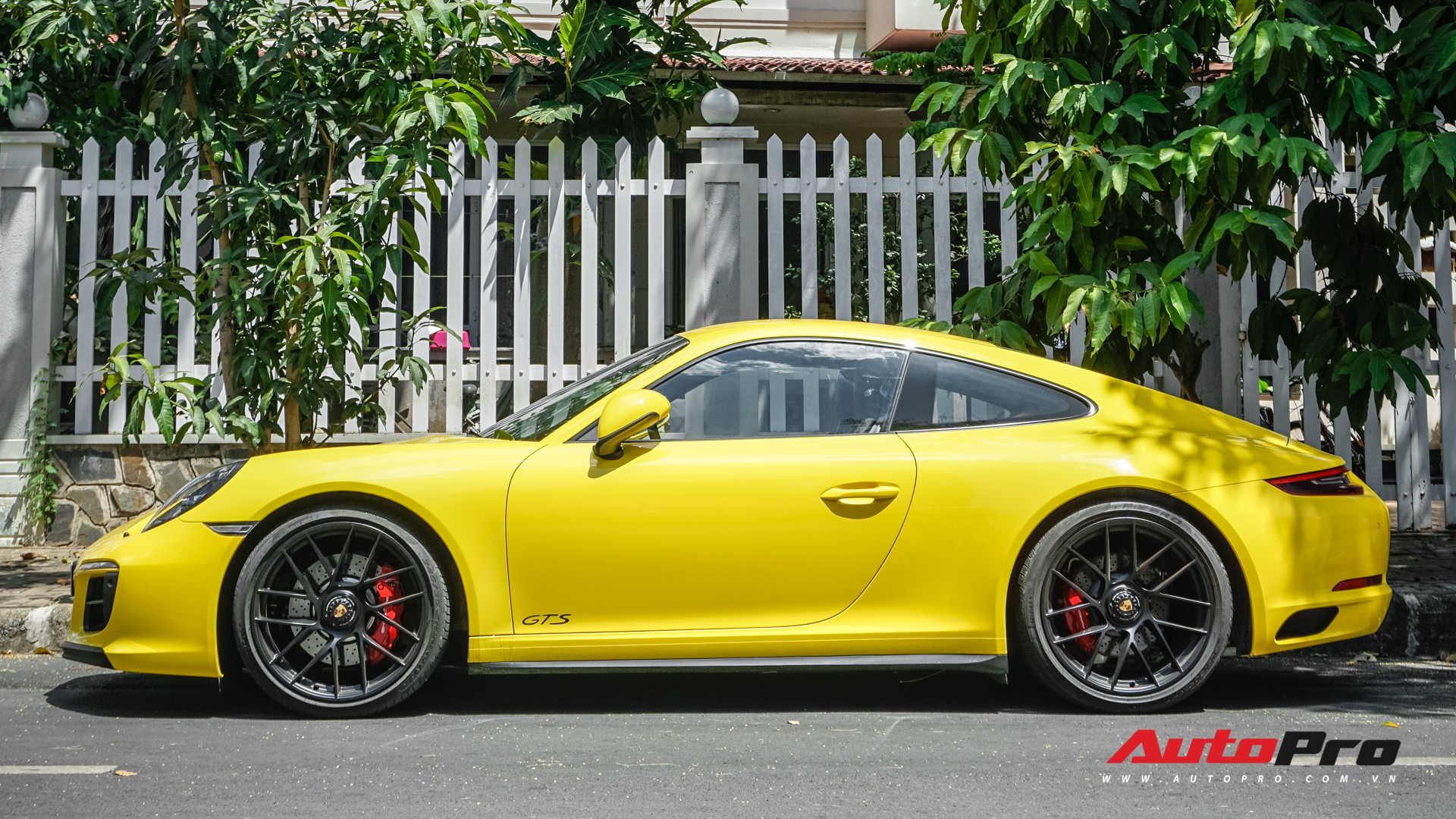 Khám phá Porsche 911 Carrera GTS màu vàng 8,11 tỷ đồng của dân chơi Sài  Thành