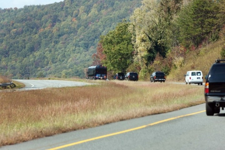 Ngắm siêu xe buýt của Tổng thống Mỹ - Ảnh 3.