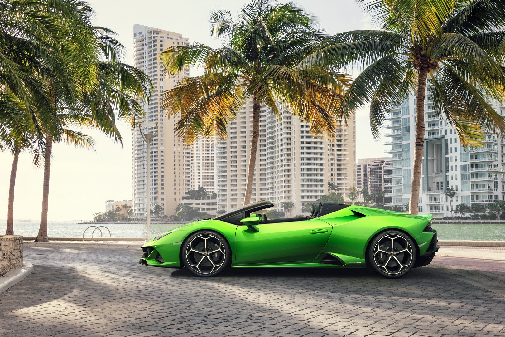 Lamborghini Huracan Evo mui trần ra mắt: Siêu xe có điểm gợi nhớ tới McLaren