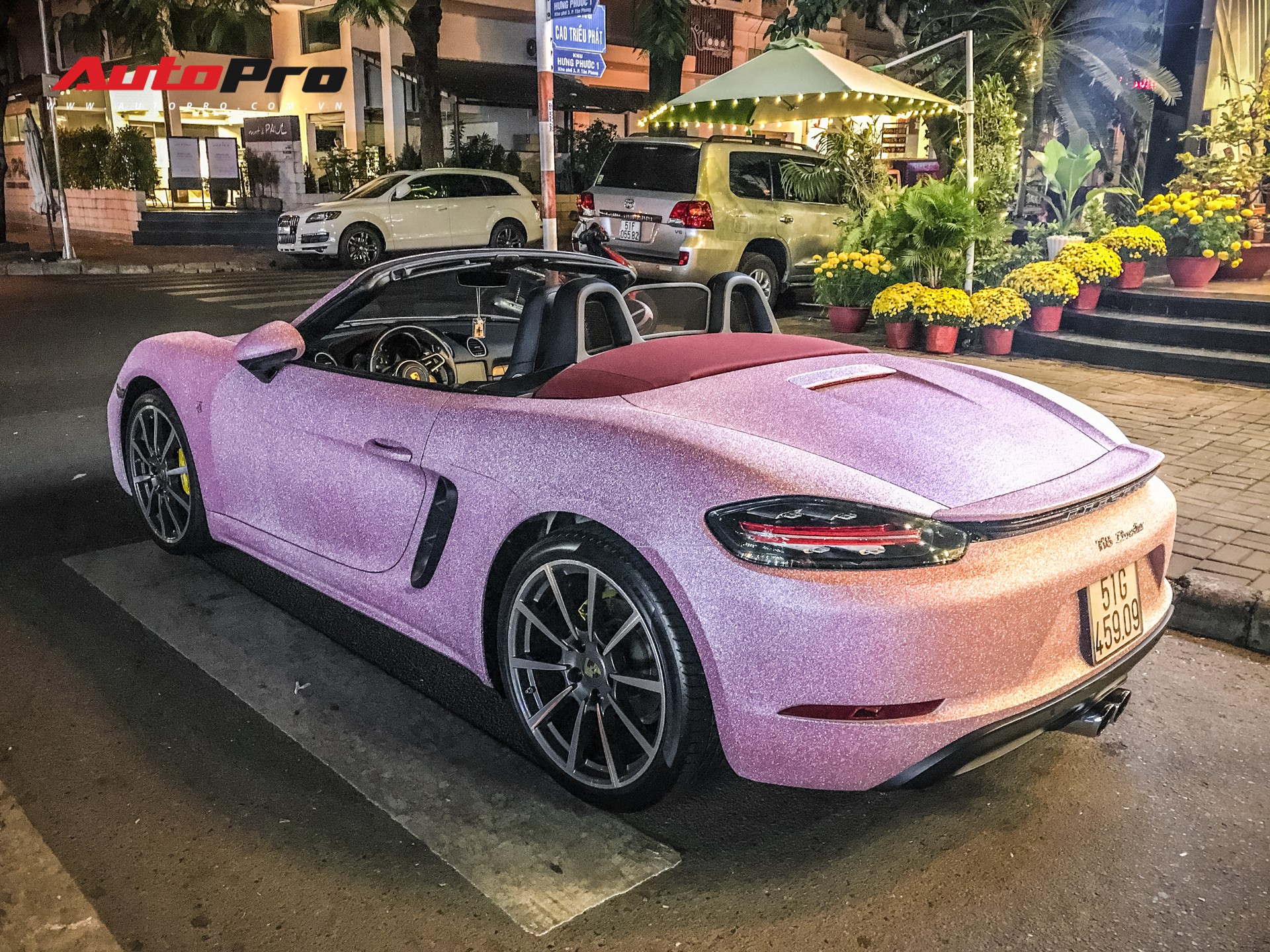 Porsche Boxster hồng - Hãy trải nghiệm sự sang trọng và mạnh mẽ của chiếc xe Porsche Boxster hồng. Với ngoại thất đầy cuốn hút và kiểu dáng thể thao, chiếc xe này hoàn toàn đủ sức khiến bạn nổi bật trên mọi con đường. Tận hưởng cảm giác lái xe thú vị và đắm chìm trong không gian sang trọng và đầy cảm hứng của Porsche Boxster hồng.