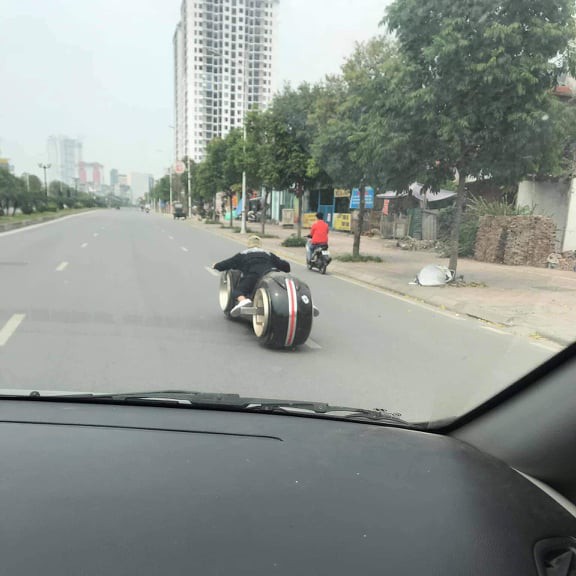 Biker đình đám Hà thành sắm siêu mô tô viễn tưởng Tron Light Cycle đầu tiên Việt Nam - Ảnh 1.