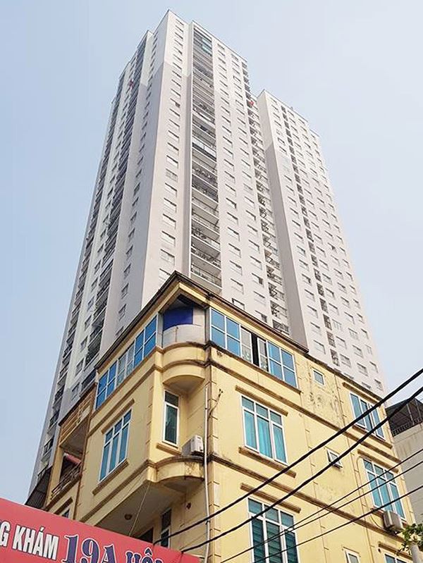 Hàng chục ô tô bị nhốt trong hầm chung cư sau sự cố hy hữu - Ảnh 4. Hàng chục ô tô bị nhốt trong hầm chung cư sau sự cố hy hữu - Ảnh 4.