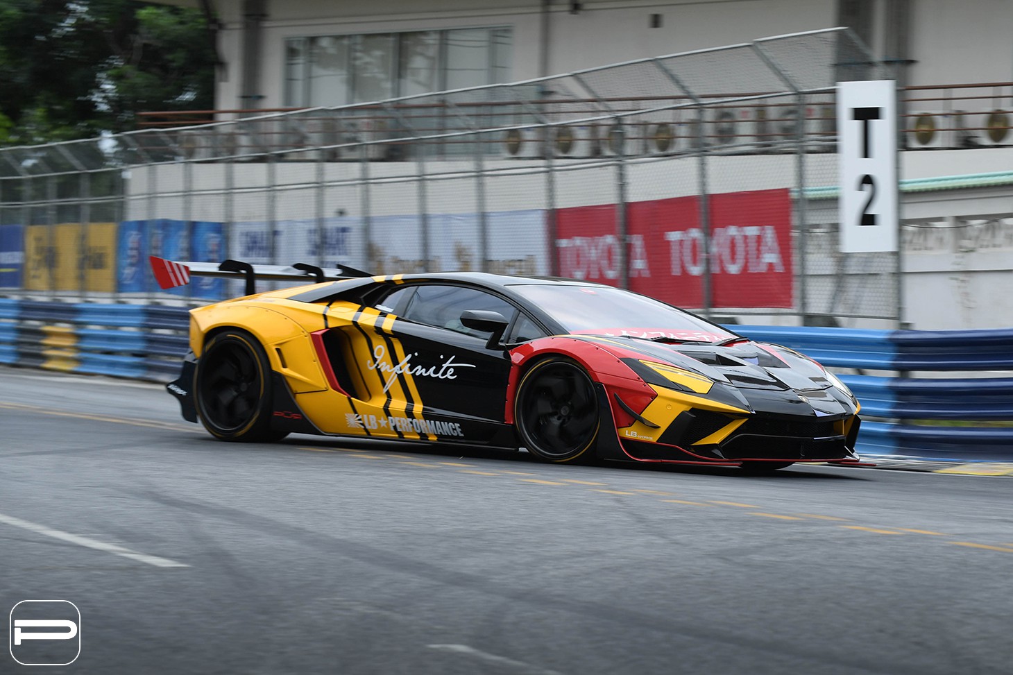 Lamborghini Aventador rực rỡ sắc màu với bản độ Liberty Walk