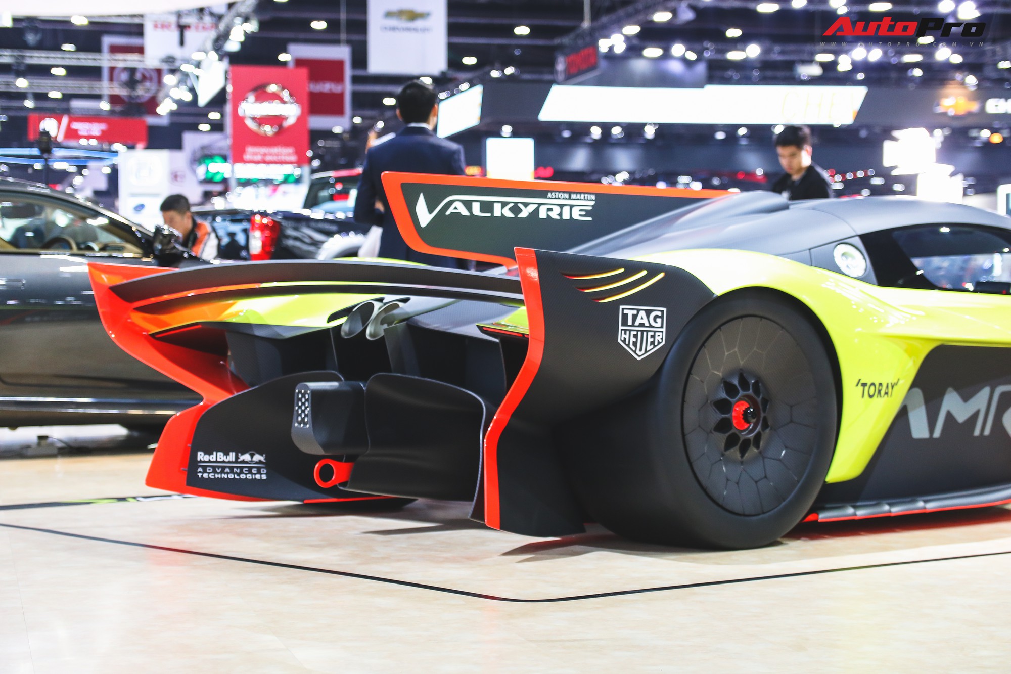 Aston Martin Valkyrie синего цвета