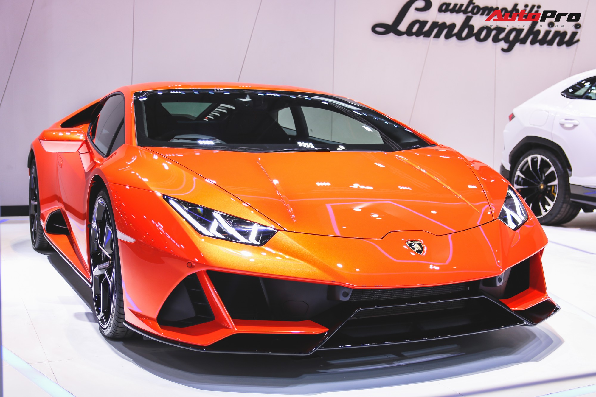 Lamborghini Huracan Evo khoe dáng Thái Lan, thu hút đại gia Việt