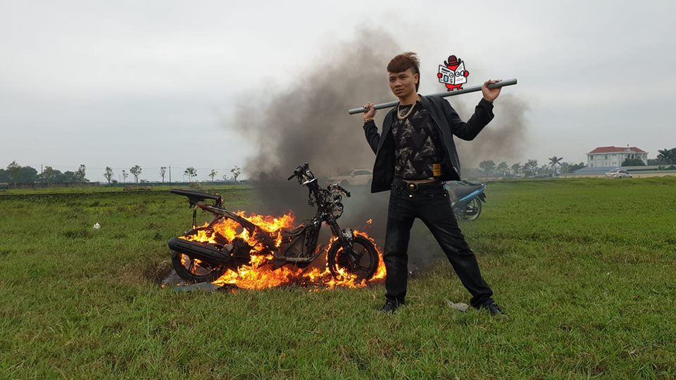 Kh&aacute; Bảnh đập n&aacute;t rồi đốt lu&ocirc;n xe tay ga: Chơi ng&ocirc;ng hay chi&ecirc;u quảng c&aacute;o lố bịch? - Ảnh 3.