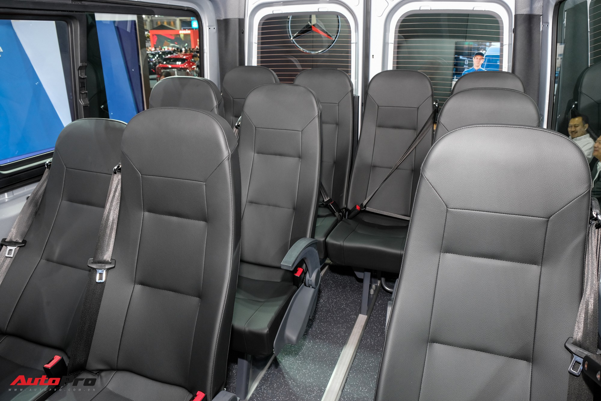 Đ&aacute;nh gi&aacute; nhanh Mercedes-Benz Sprinter 2019: Sang xịn như E-Class, treo kh&iacute; n&eacute;n, giải tr&iacute; MBUX, gi&aacute; hơn 2,7 tỷ đồng - Ảnh 13.