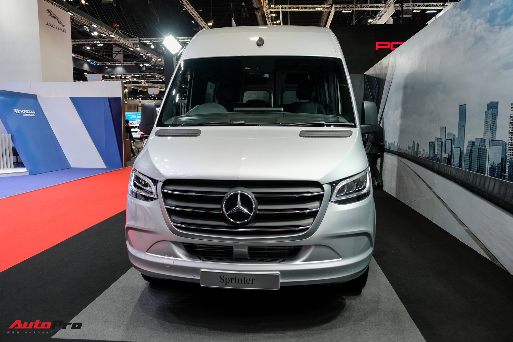 Đ&aacute;nh gi&aacute; nhanh Mercedes-Benz Sprinter 2019: Sang xịn như E-Class, treo kh&iacute; n&eacute;n, giải tr&iacute; MBUX, gi&aacute; hơn 2,7 tỷ đồng - Ảnh 3.