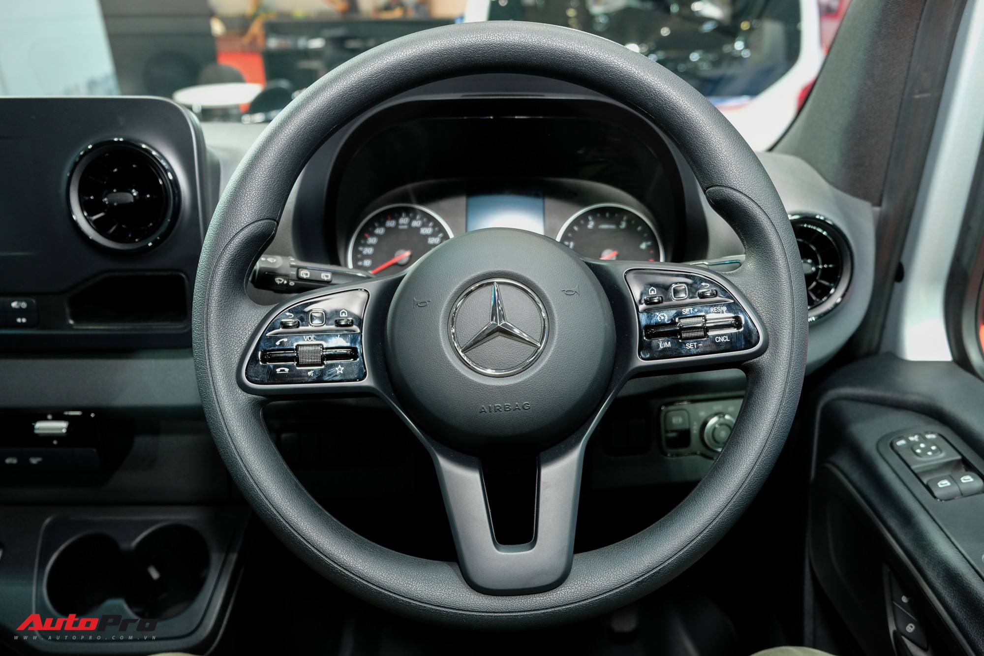 Đ&aacute;nh gi&aacute; nhanh Mercedes-Benz Sprinter 2019: Sang xịn như E-Class, treo kh&iacute; n&eacute;n, giải tr&iacute; MBUX, gi&aacute; hơn 2,7 tỷ đồng - Ảnh 8.