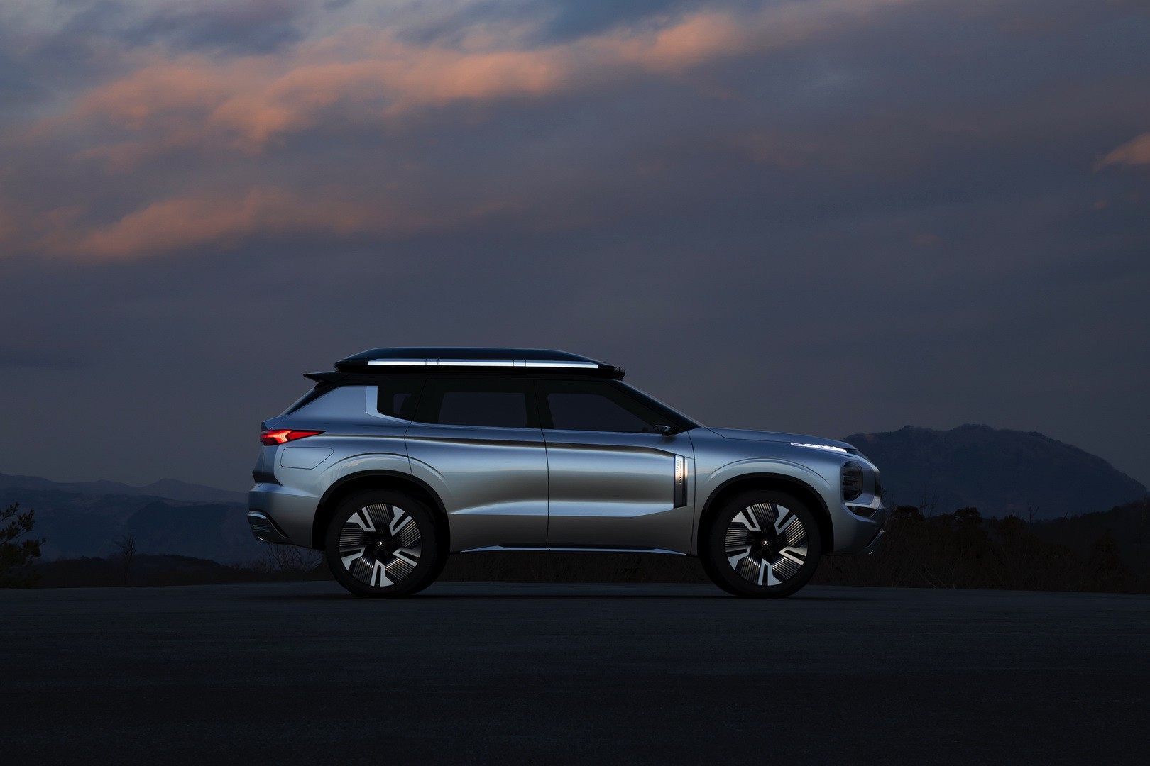Mitsubishi Outlander 2021 lộ mặt, cà khịa Subaru Forester trên đường thử - Ảnh 1.